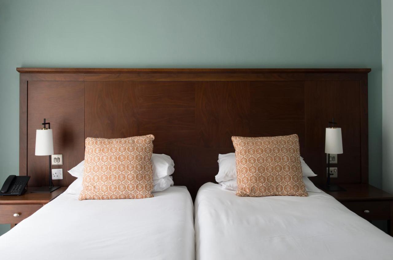 Bush Hotel Farnham エクステリア 写真