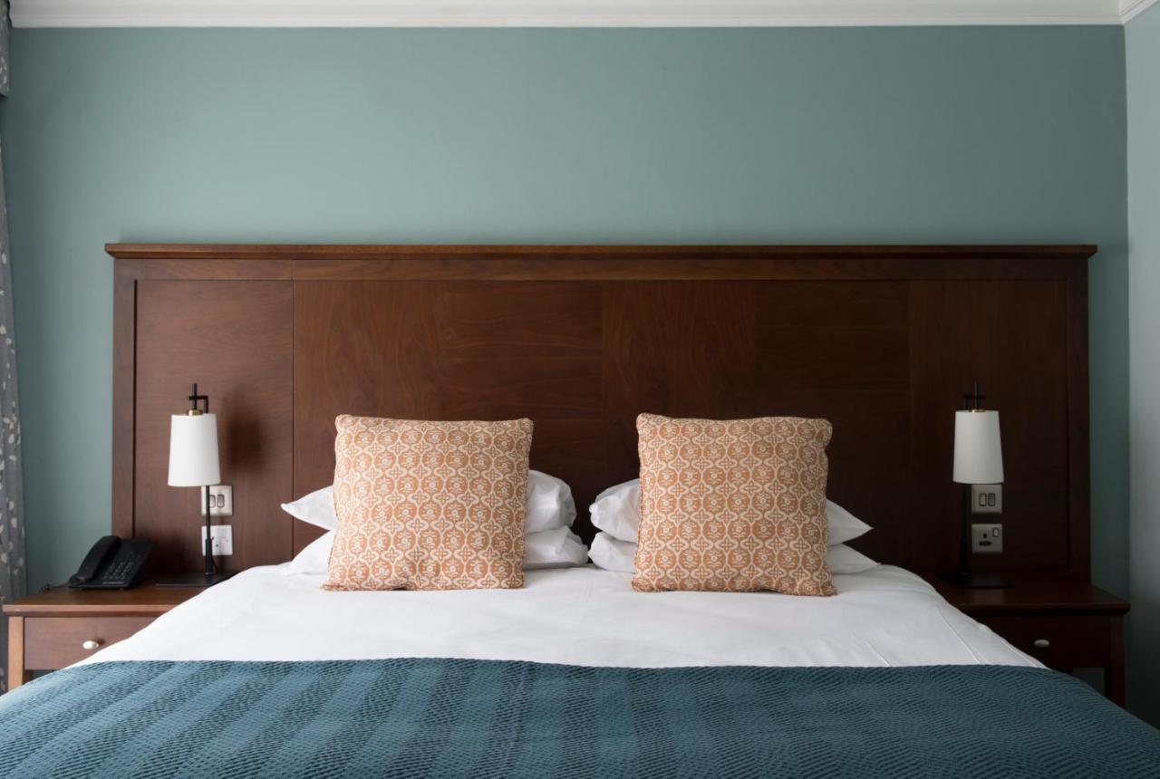 Bush Hotel Farnham エクステリア 写真