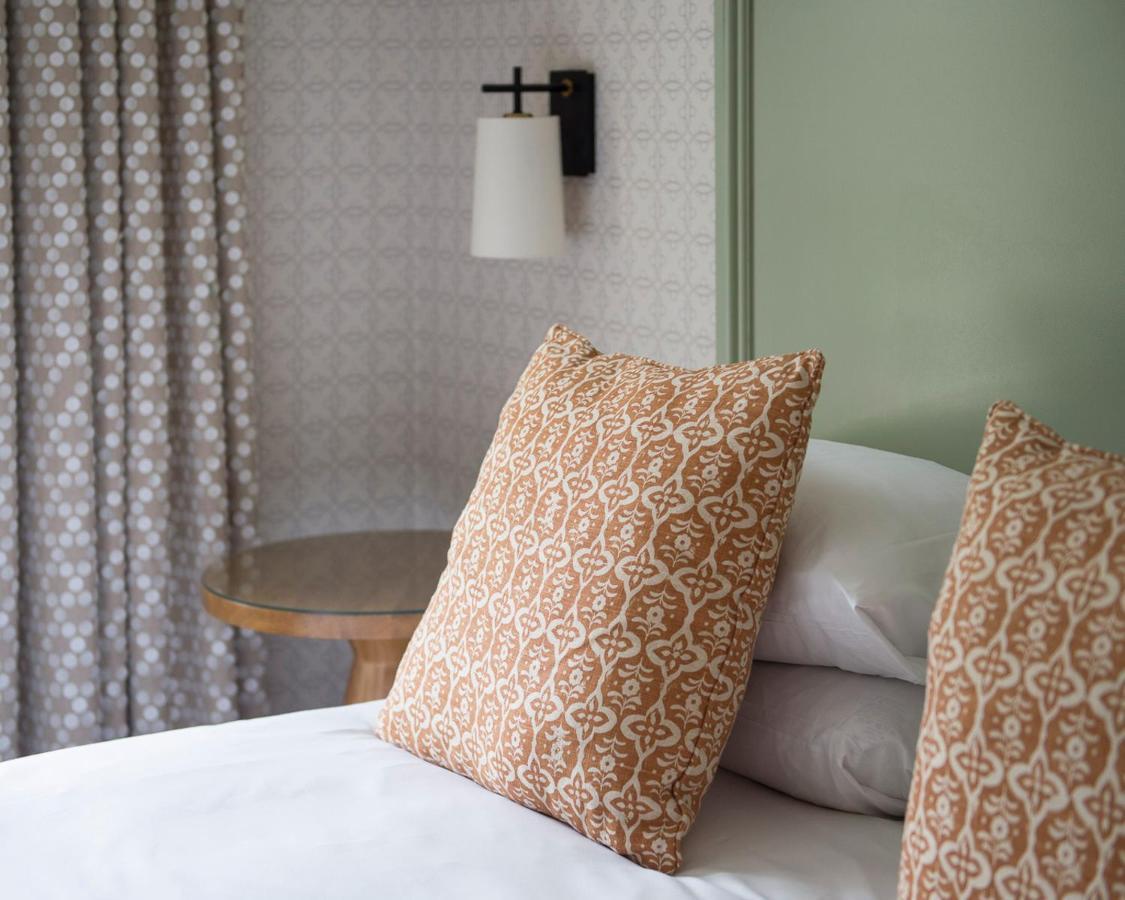 Bush Hotel Farnham エクステリア 写真