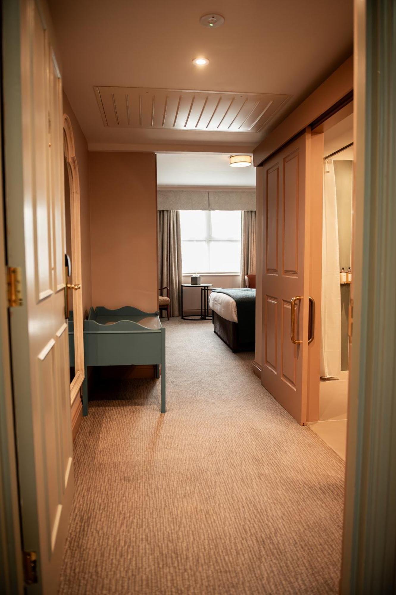 Bush Hotel Farnham エクステリア 写真